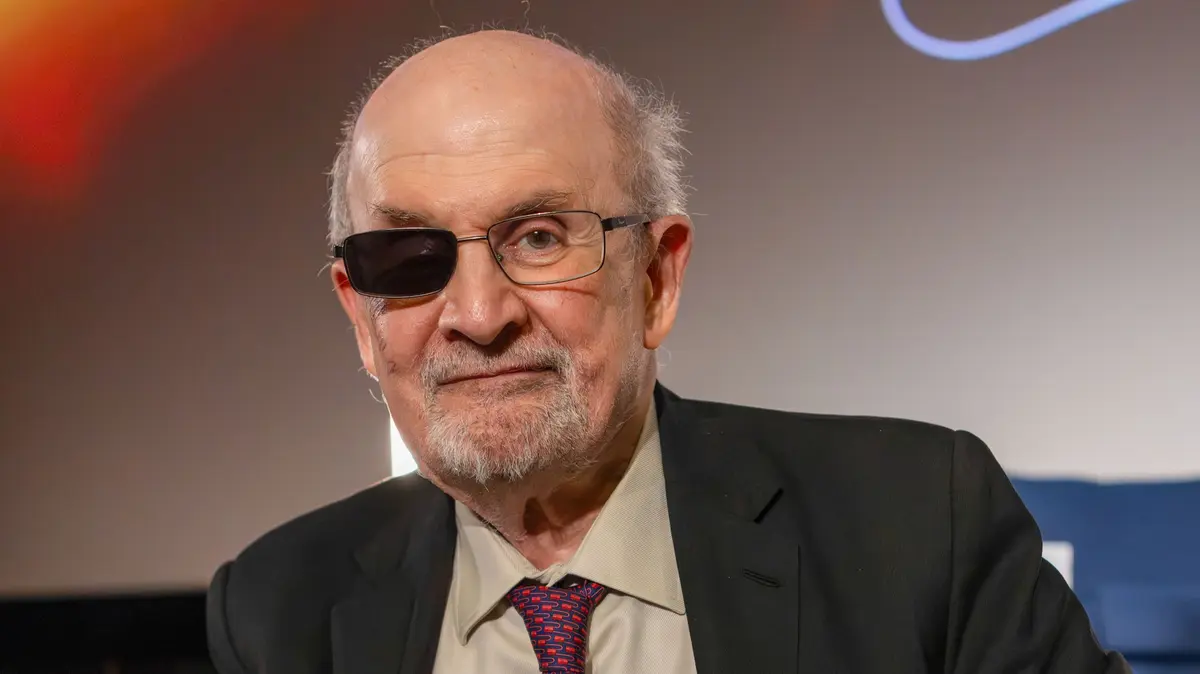 „Musíme zatnout zuby a bojovat.“ Jinak o svobodu slova přijdeme, říká Rushdie
