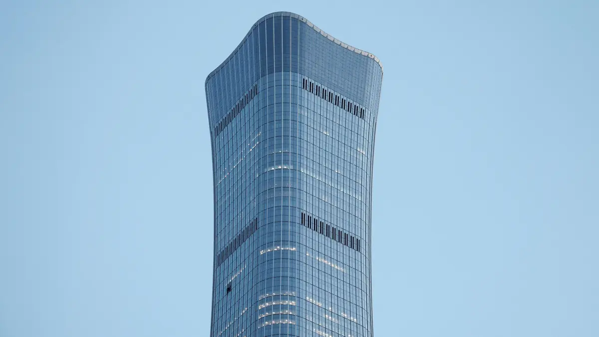 Do nejvyšší budovy v Pekingu narazilo malé letadlo