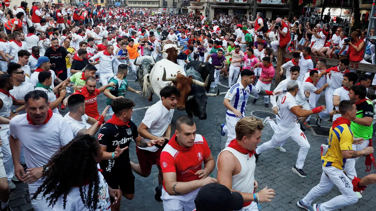 Foto: Býk zasáhl jednoho z účastníků festivalu v Pamploně do obličeje