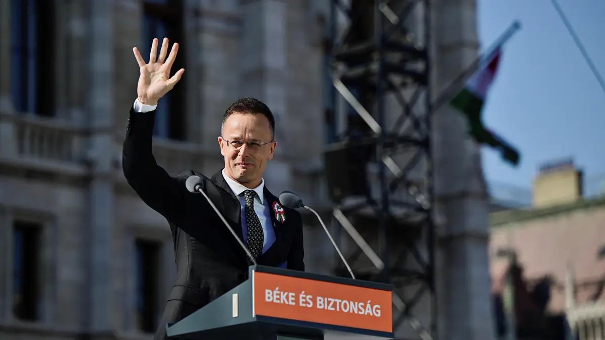 Maďarský ministr zahraničí přiznal pravidelný kontakt s Lavrovem