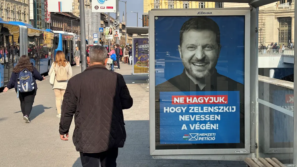 Plakáty se Zelenským plní Budapešť. Opozice varuje před jiným nebezpečím
